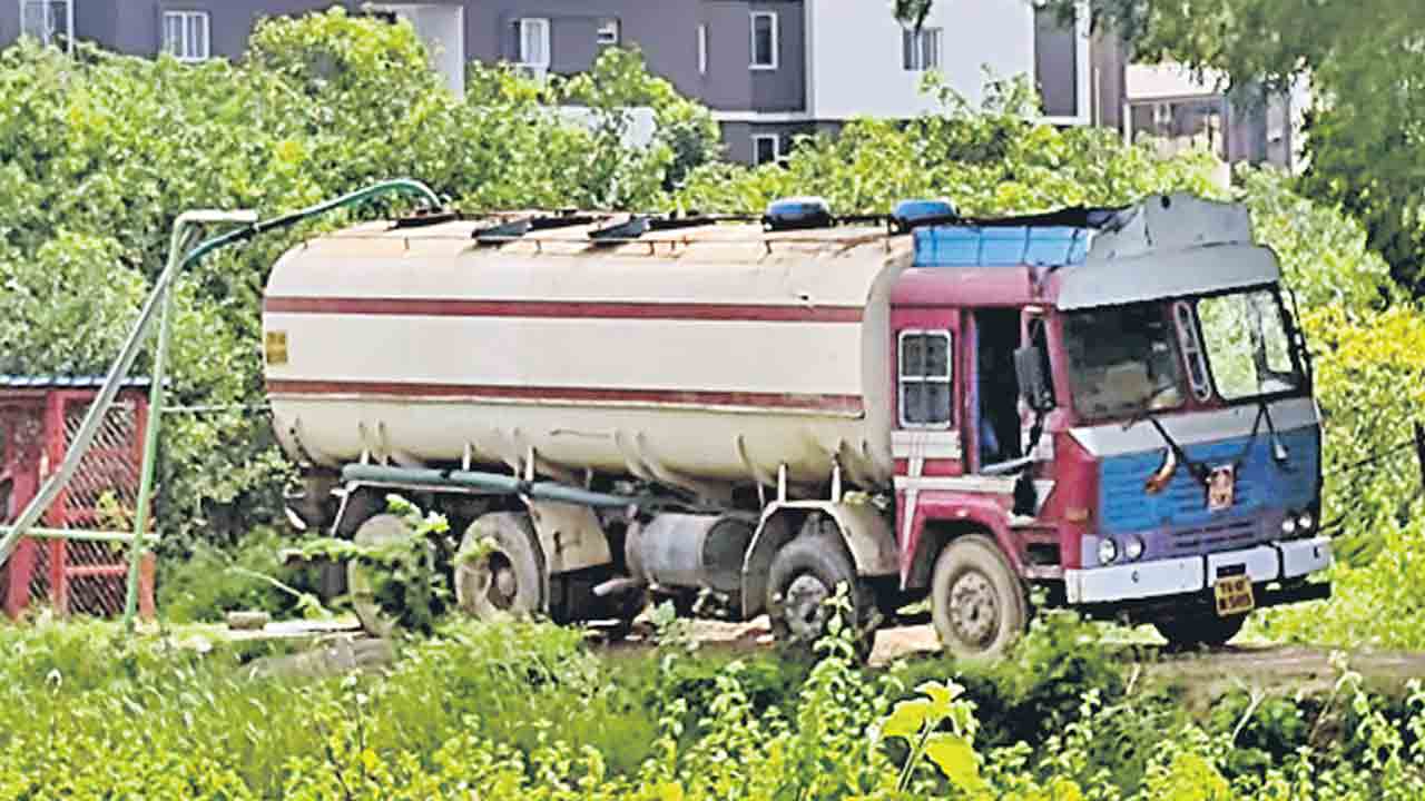 నిబంధనతకు నీళ్లొదిలి !