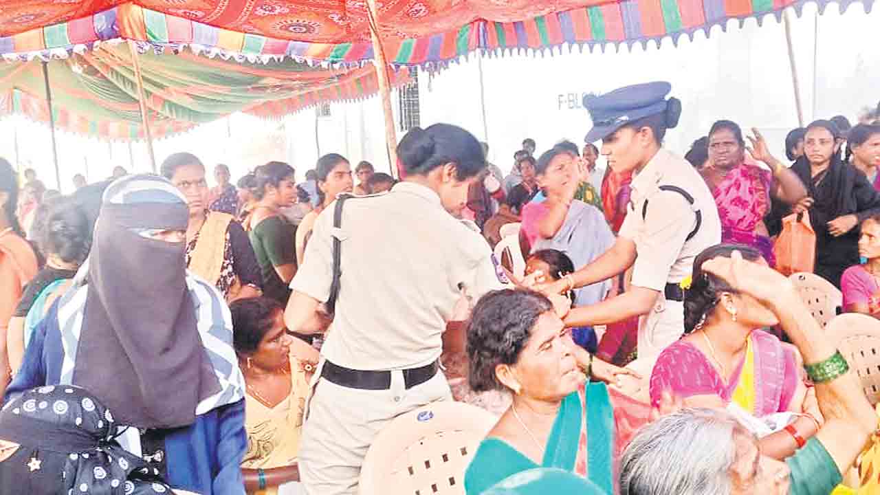 మాకూ డబుల్‌ ఇండ్లు అందజేయాలి