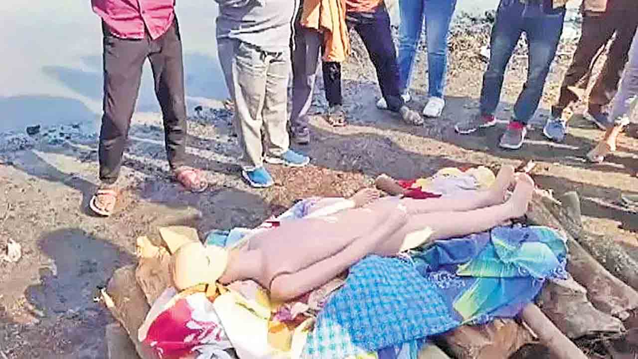 బీమా సొమ్ము కోసం బొమ్మకు అంత్యక్రియలు!