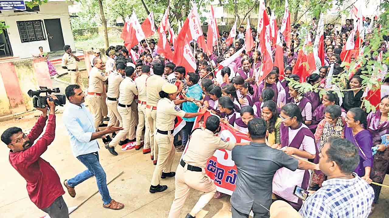 మంత్రుల ఇండ్ల ముట్ట‘ఢీ’