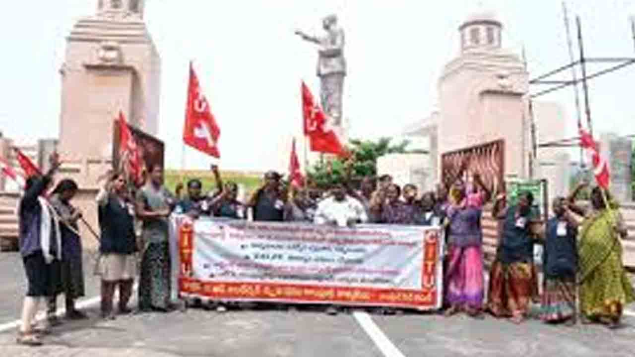 పెండింగ్‌ జీతాలు వెంటనే చెల్లించాలి