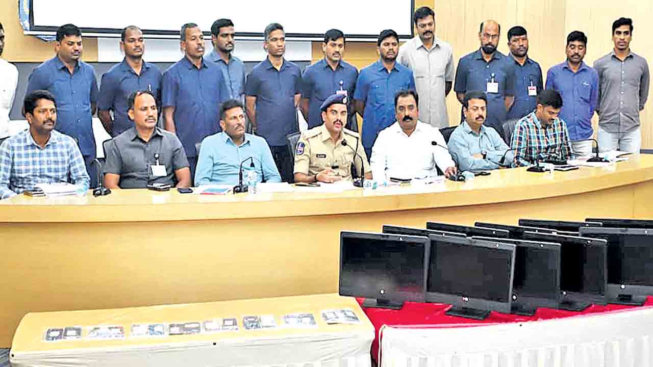 నకిలీ కాల్‌సెంటర్‌ గుట్టు రట్టు