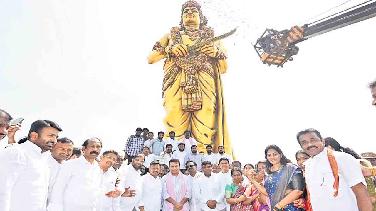 కేసీఆర్‌ కట్టించిన ఎన్టీఆర్‌ విగ్రహంపై కాంగ్రెస్‌ కక్ష