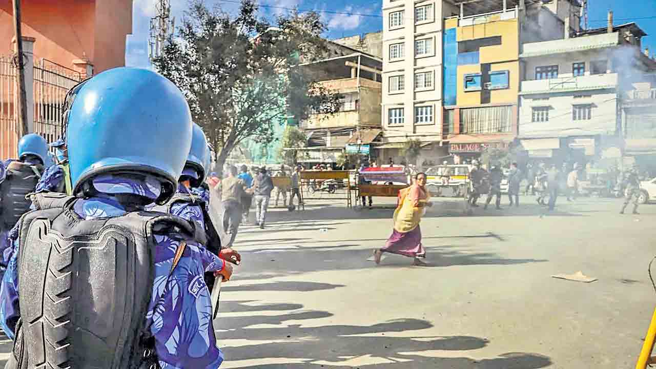 భద్రతా సిబ్బందితో నిర్వాసితుల ఘర్షణ