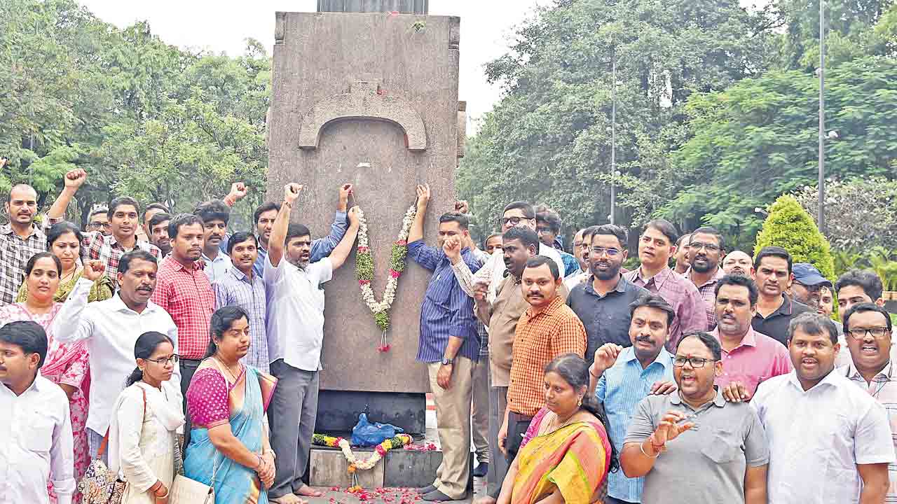 5 వేల కోట్లు ఇచ్చేదాకా కాలేజీలు బంద్‌