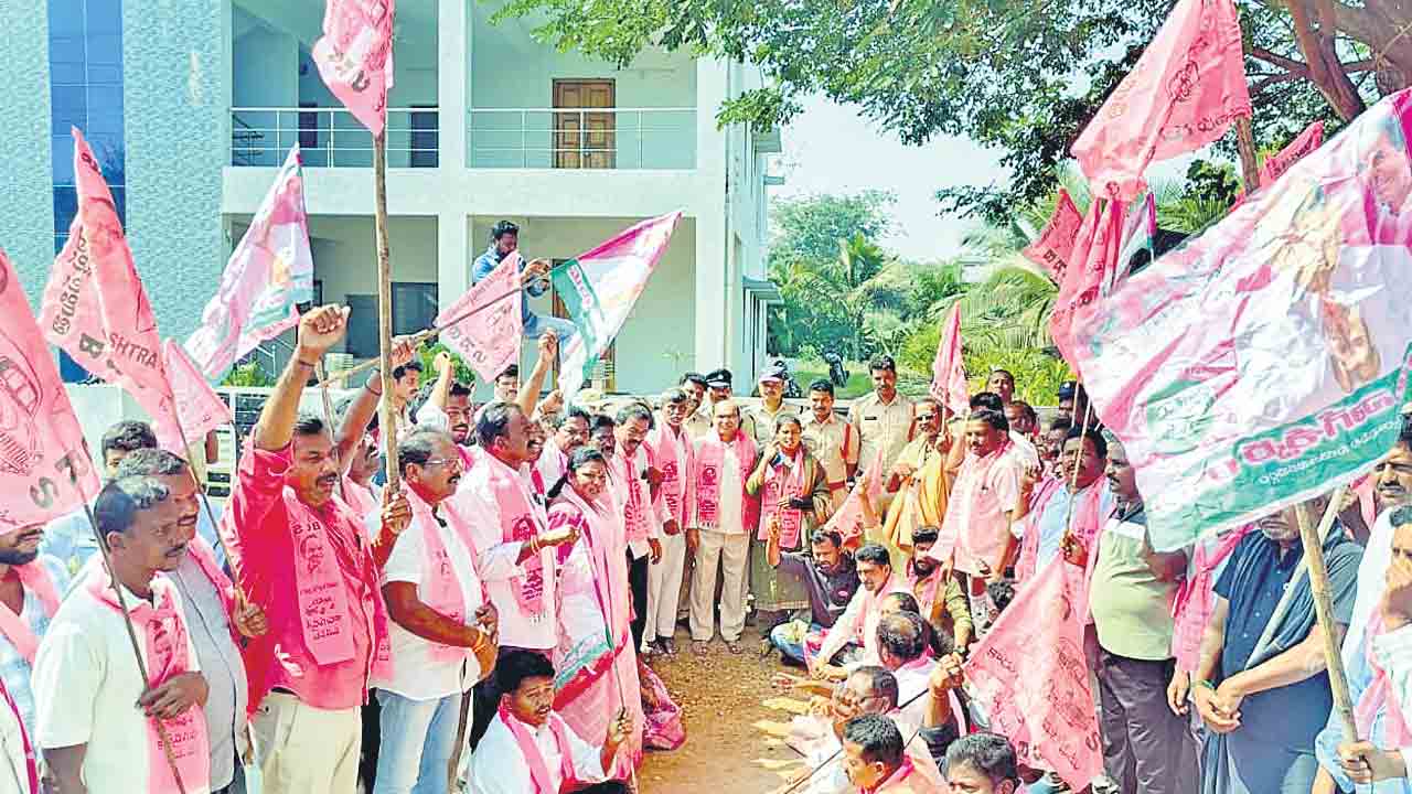 రోడ్లు బాగుచేసే వరకు బీఆర్‌ఎస్‌ పోరాటం