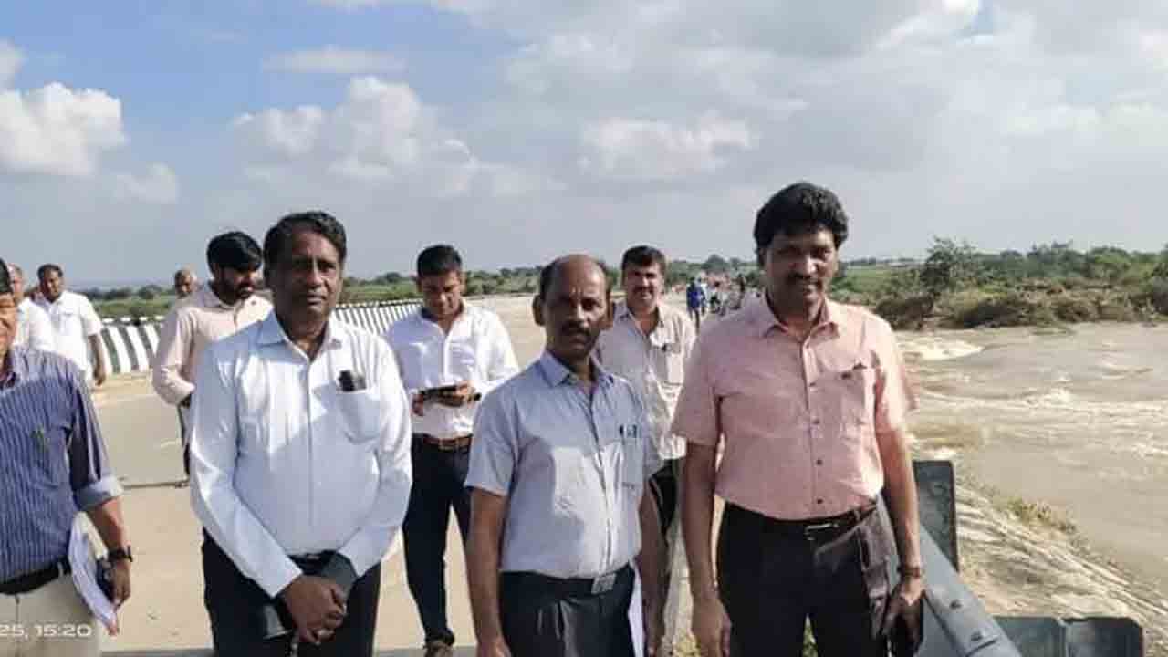 చురుకుగా రోడ్డు మరమ్మతు పనులు