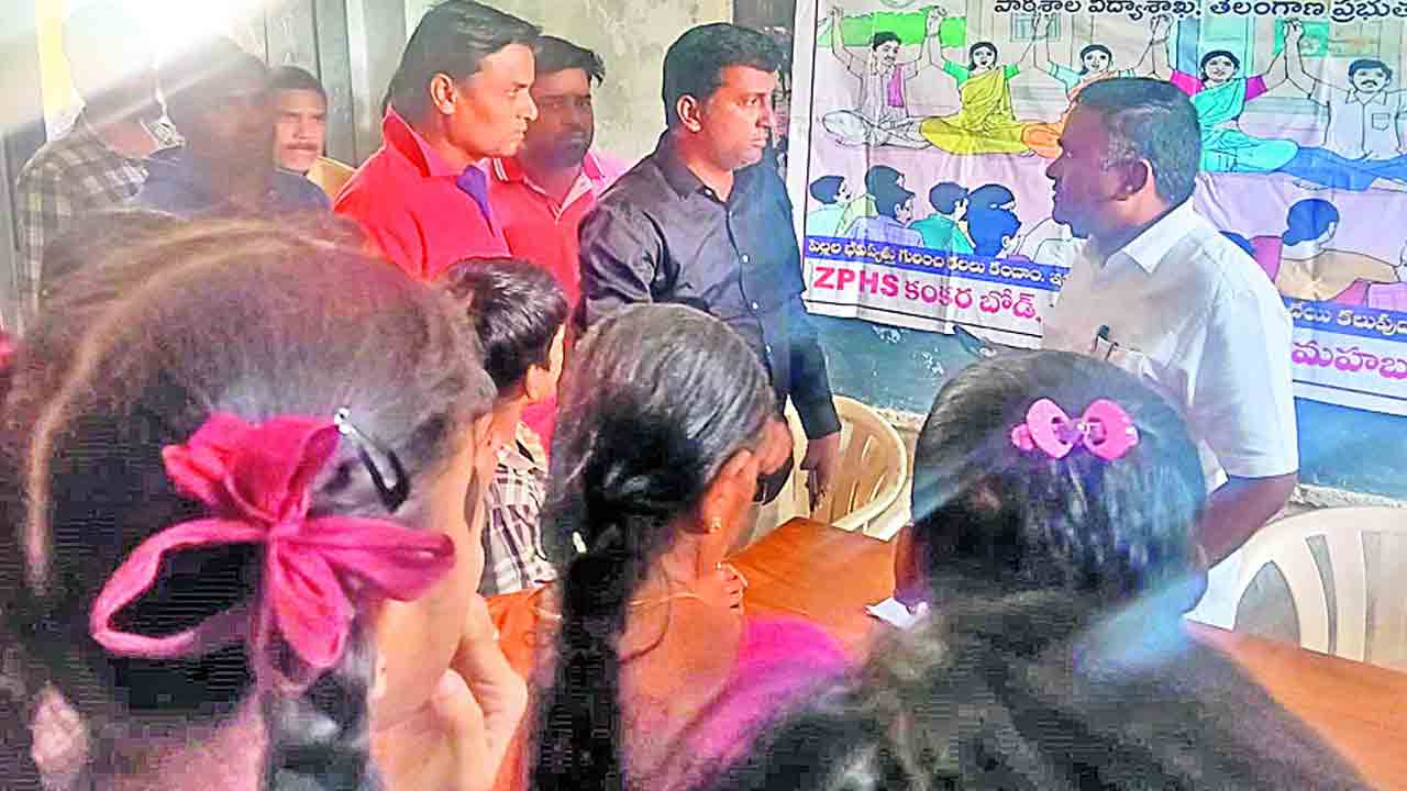 విద్యార్థినులపై ఉపాధ్యాయుడి అసభ్య ప్రవర్తన