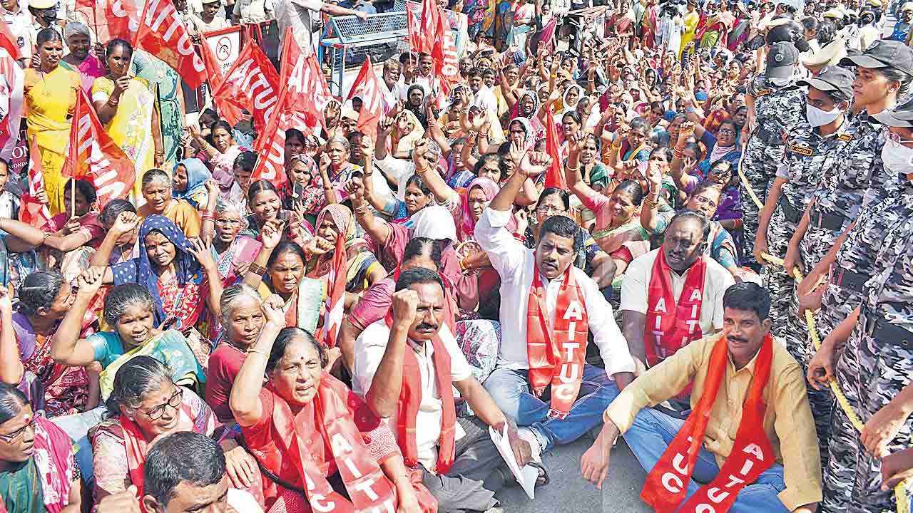 అప్పులు చేసి అన్నం పెడుతున్నం