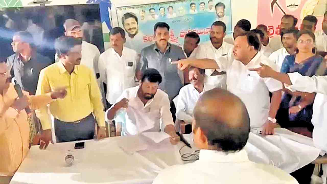 చెక్కుల పంపిణీలో రసాభాస