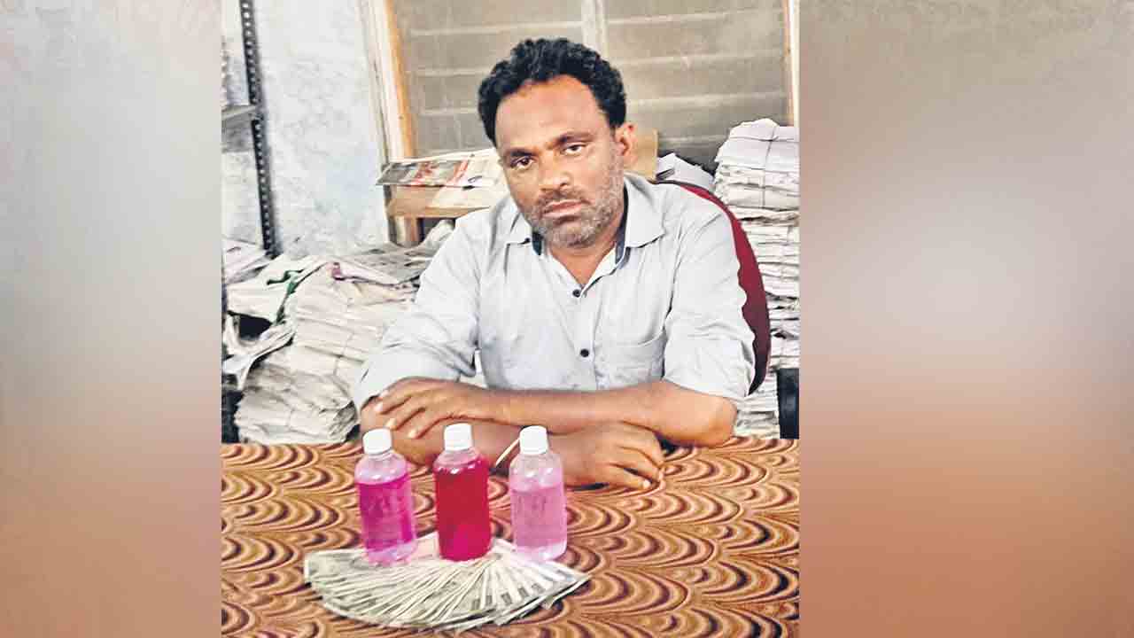 పరిహారం మంజూరుకు 15 వేలు లంచం