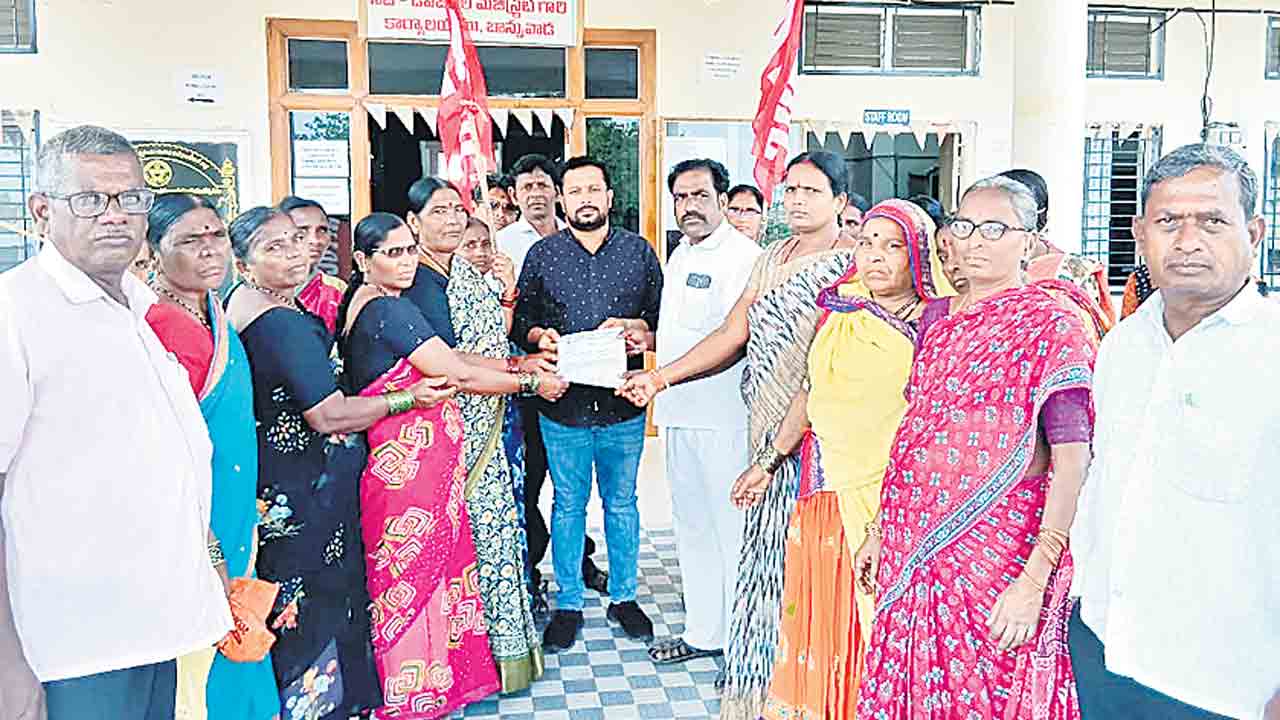 మధ్యాహ్న భోజన కార్మికుల ఆందోళన