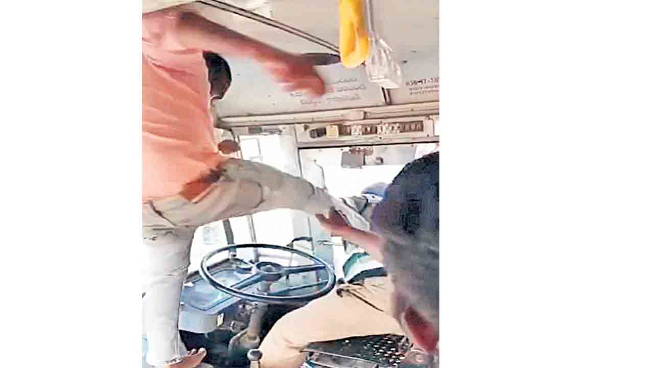 కారుకు సైడ్‌ ఇవ్వలేదని ఆర్టీసీ డ్రైవర్‌పై దాడి