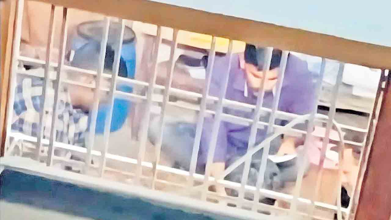 పేకాట క్లబ్‌గా చెన్నూర్‌ ఎక్సైజ్‌స్టేషన్‌!