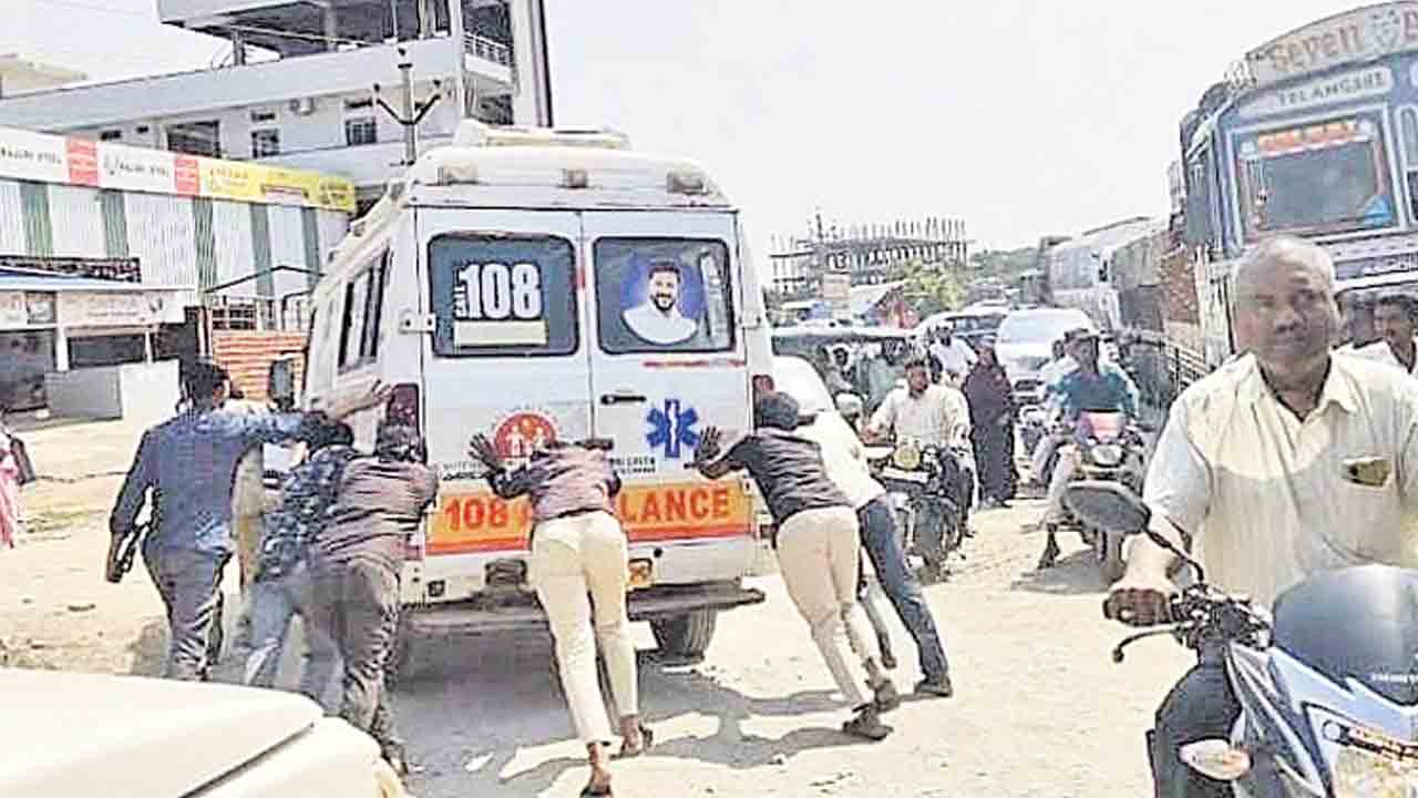 రైల్వే బ్రిడ్జిపై ఆగిన అంబులెన్స్‌