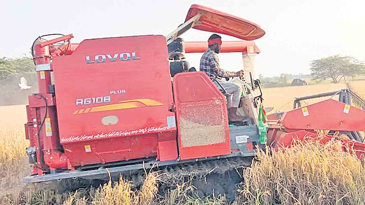 రైతన్నకు వరి కోతల భారం
