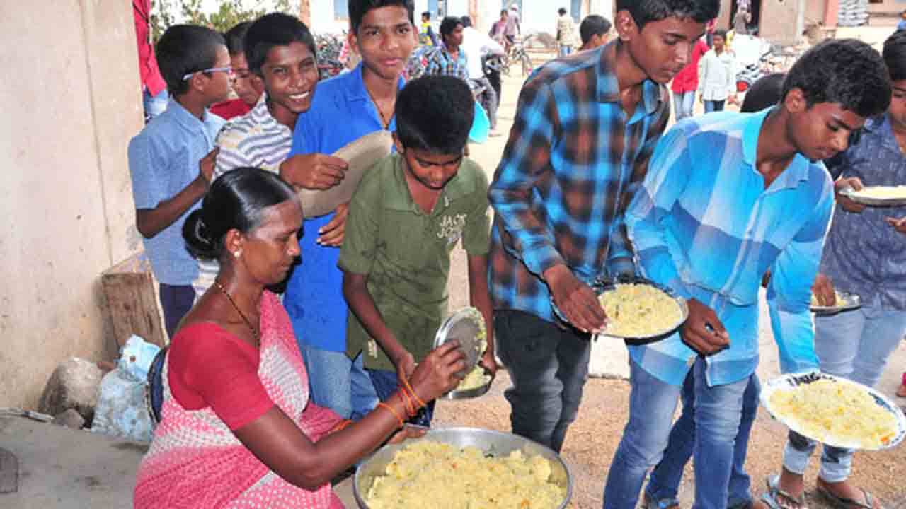 మధ్యాహ్న’ కార్మికుల పెండింగ్‌ జీతాలివ్వాలి
