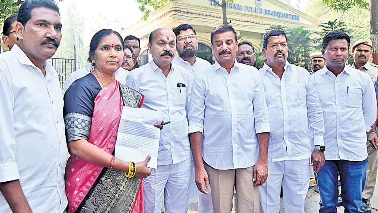 మాటల్లేకుండానే అట్రాసిటీ కేసా?