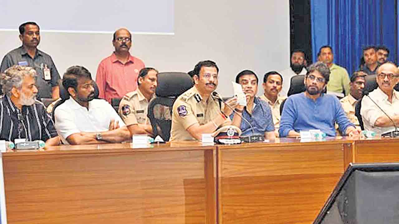 ఐపీఎస్‌ పబ్లిసిటీ.. సీన్‌ రివర్స్‌!