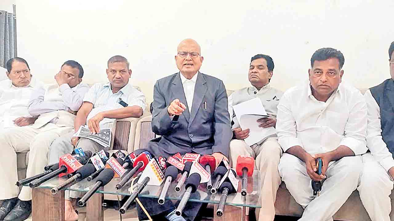 బీసీ రిజర్వేషన్లు అమలు చేయాల్సిందే