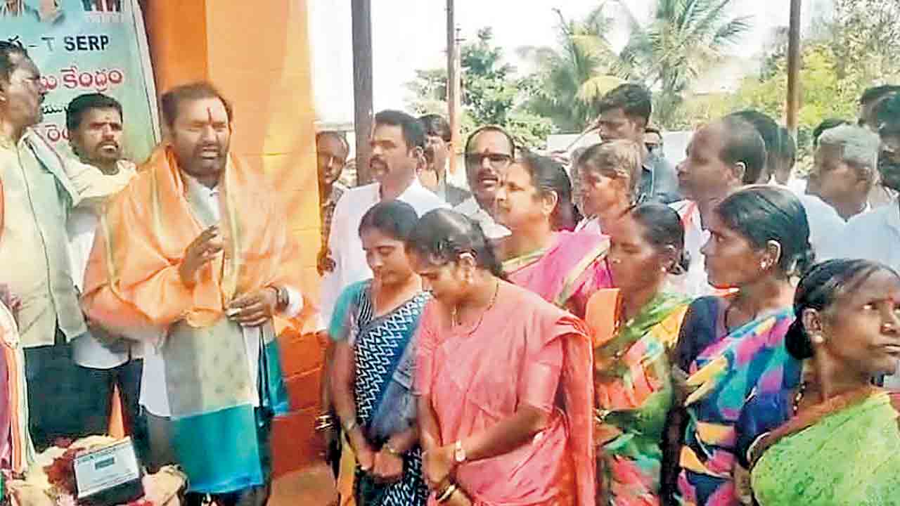 ఎమ్మెల్యే అనిరుధ్‌కు నిరసన సెగ