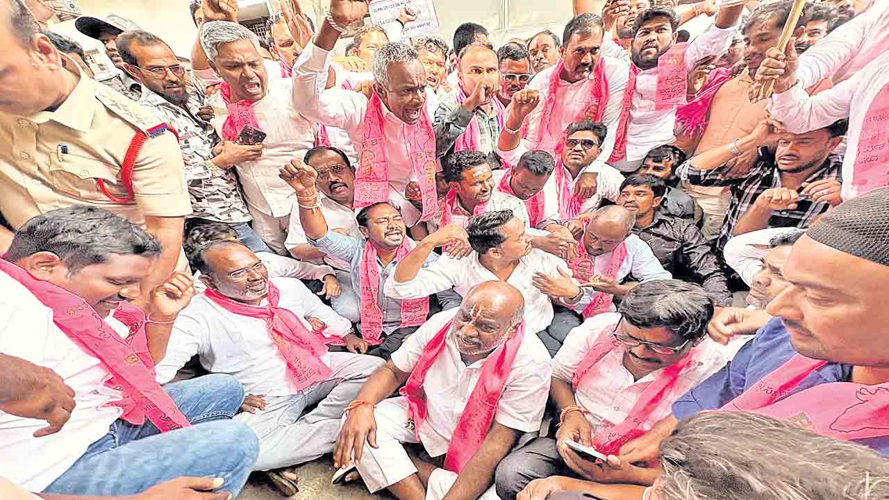 బీజేపీ ఎంపీ ఇంటి ముట్టడి