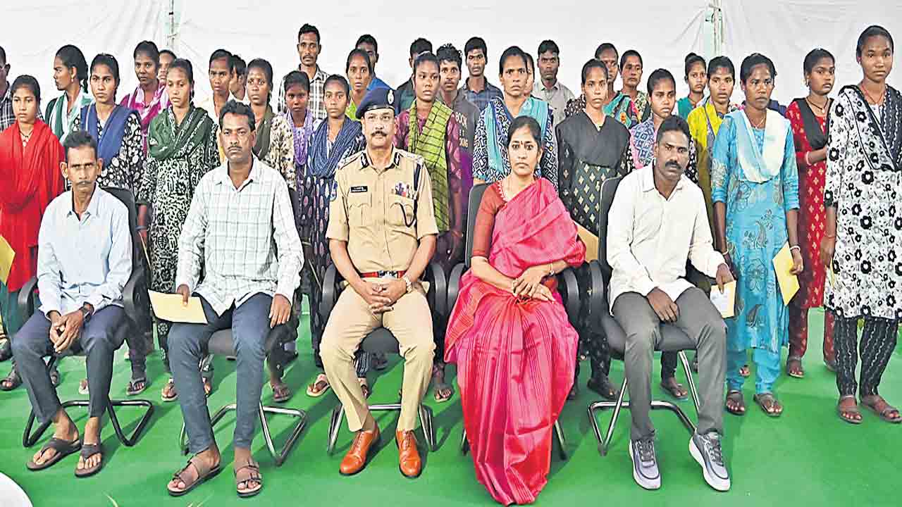 ముగ్గురు రాష్ట్ర కమిటీ సభ్యుల లొంగుబాటు