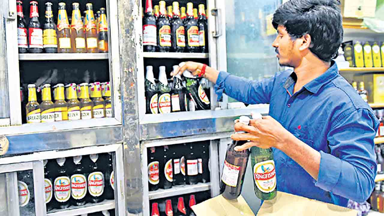 పాత బకాయిలు చెల్లిస్తేనే మద్యం!