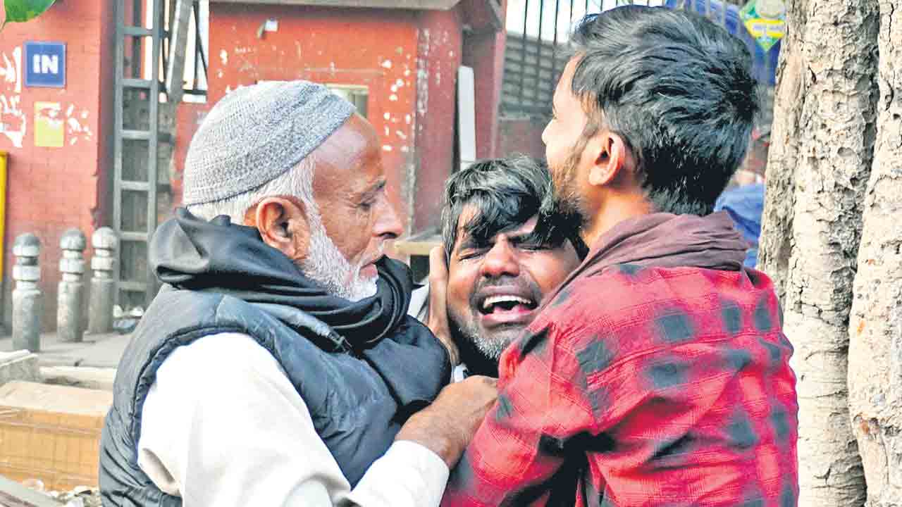 శోక సంద్రంగా మారిన ఎల్‌ఎన్‌జేపీ దవాఖాన