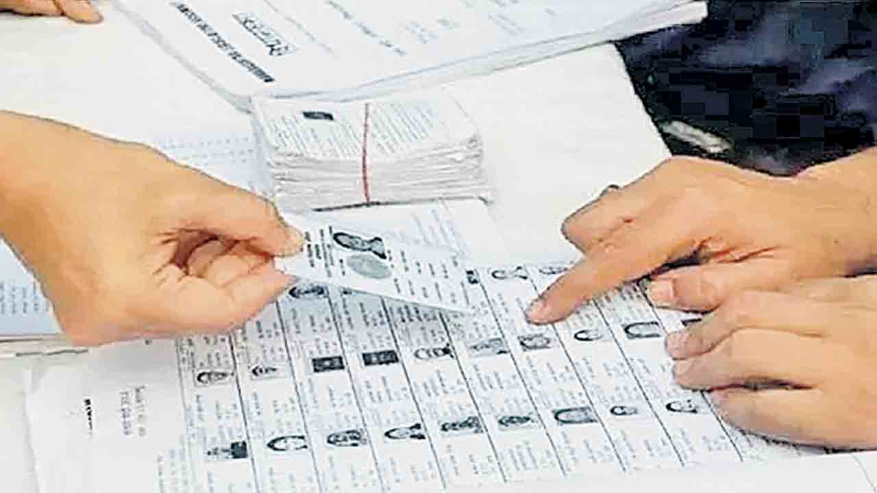 పదేండ్ల పయనంఈసీ పతనం