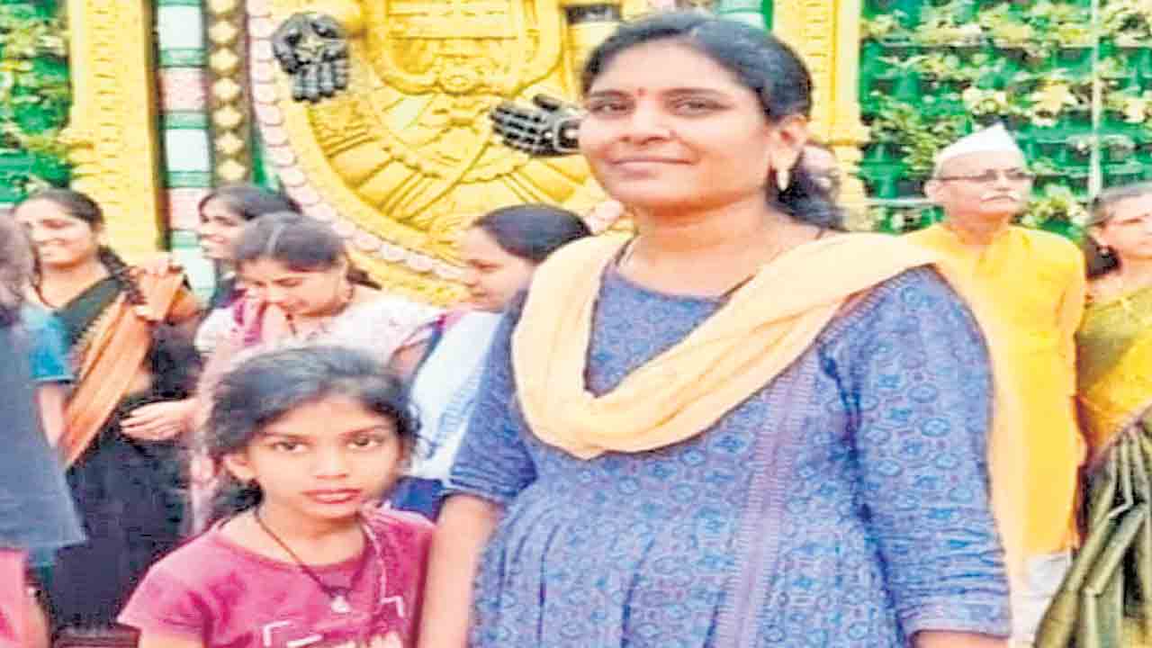 చీర కొంగు బైక్‌ టైర్లలో ఇరుక్కొని మహిళ మృతి