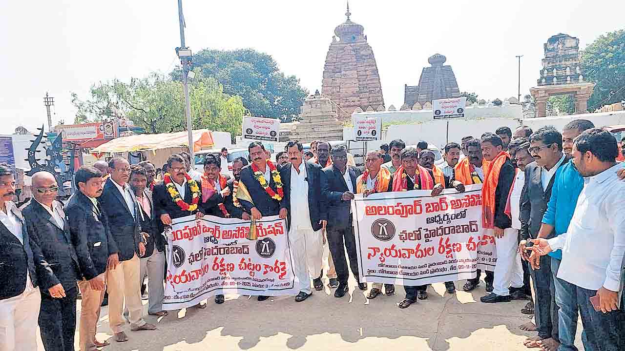 న్యాయవాదుల రక్షణకు చట్టం చేయాలి