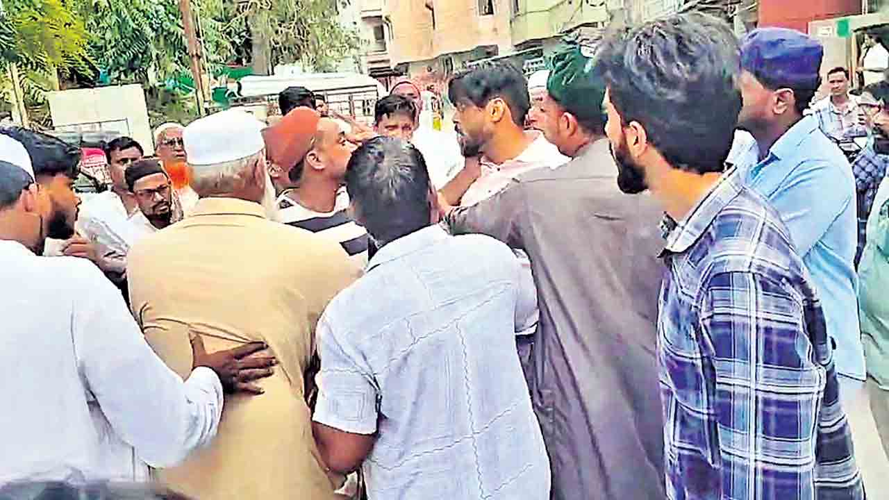 రెండోరోజూ కాంగ్రెస్ గూండాగిరీ