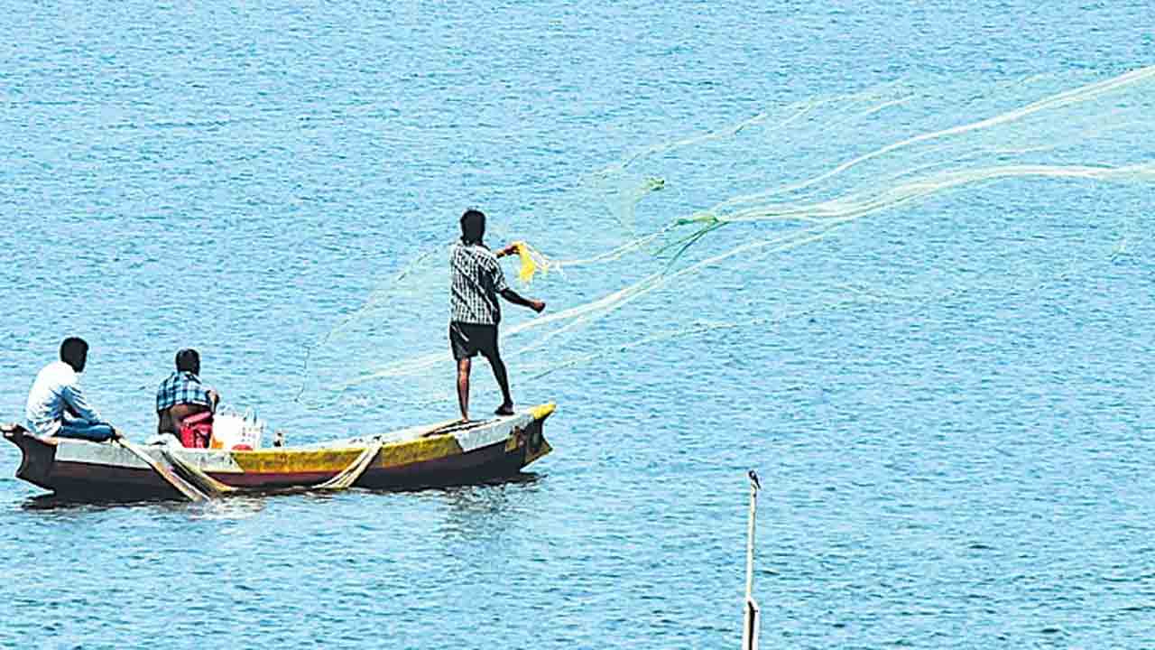 మత్స్యకార సంఘాలకు పర్సన్‌ ఇన్‌చార్జిలను కొనసాగించాలి