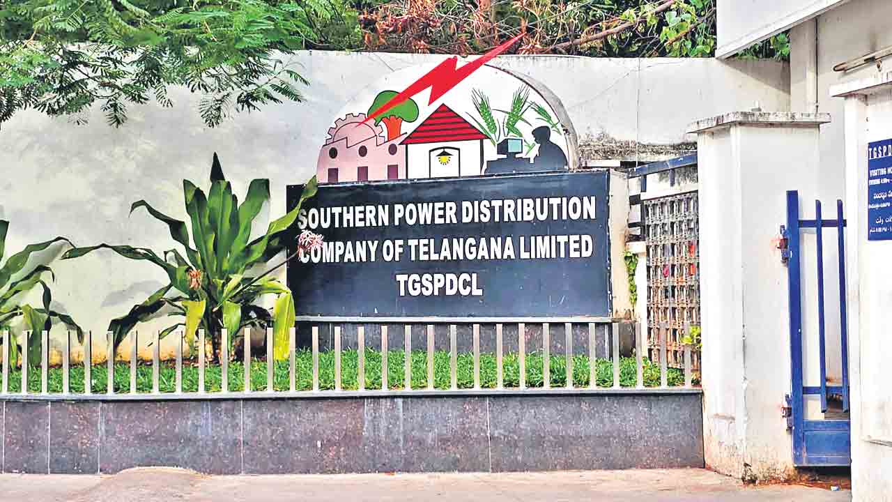 దక్షిణ డిస్కమ్‌లో అవినీతి ‘సూరీడు’!