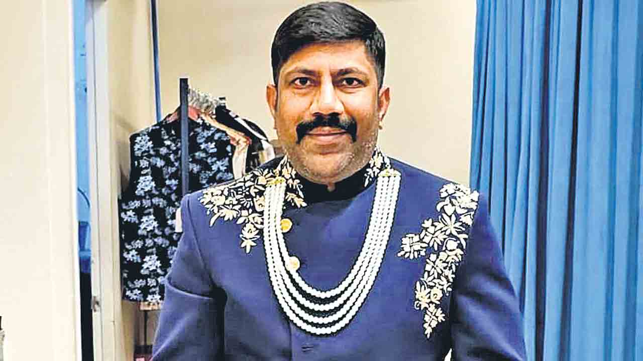 నకిలీ ఐఏఎస్‌ ఘరానా మోసం