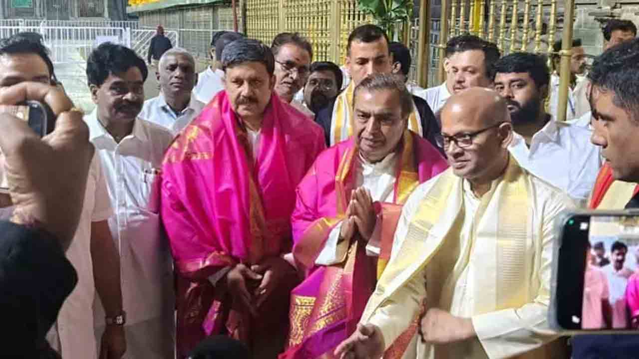 శ్రీవారిని దర్శించుకున్న ముకేశ్‌ అంబానీ