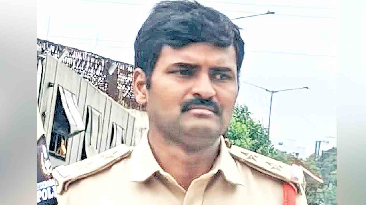 తుపాకీని అమ్మిన ఎస్సై