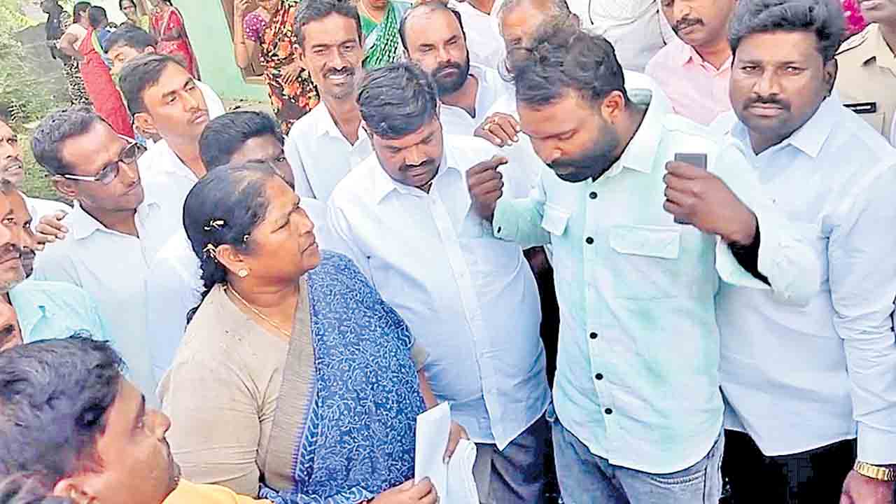 మా బీసీలకు సీట్లొద్దా సీతక్కా?