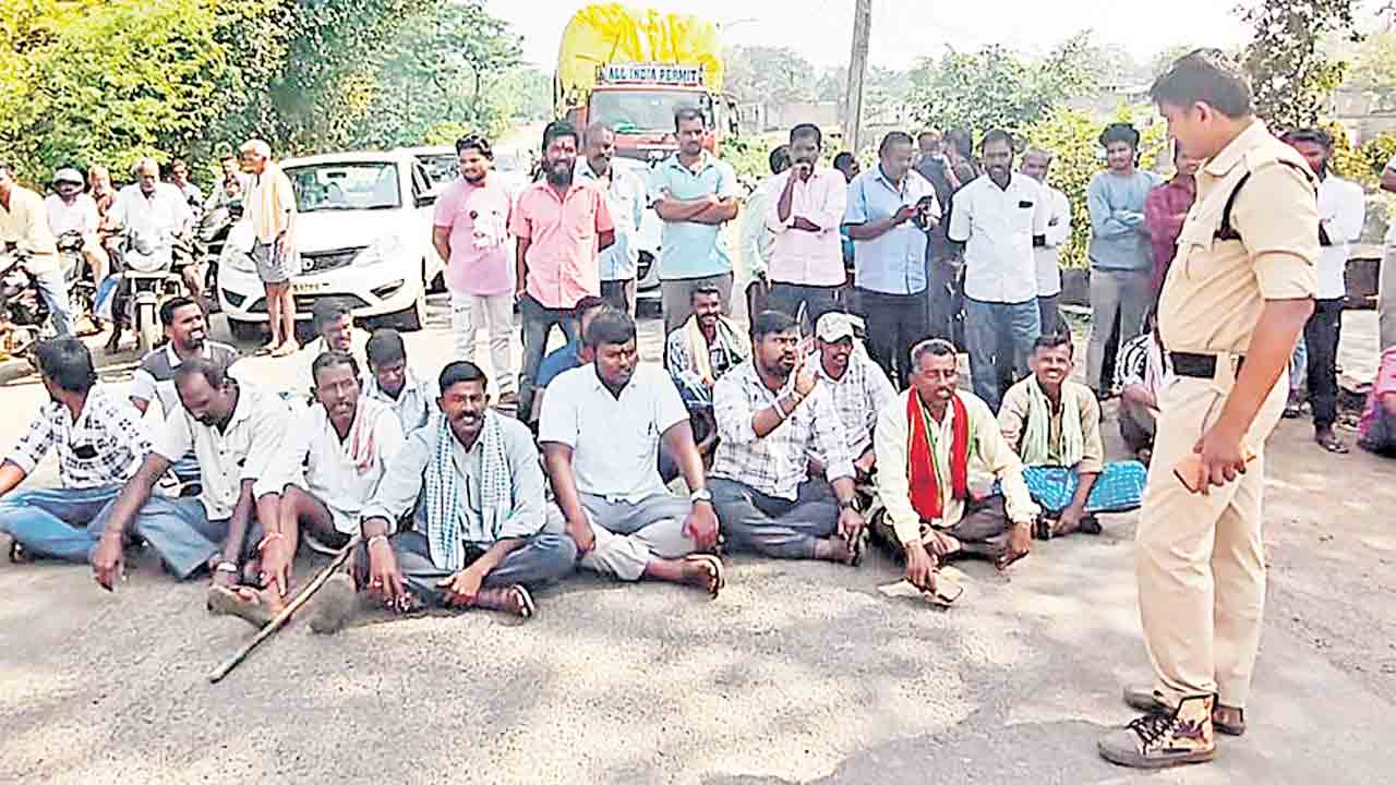 అటవీ అధికారుల దౌర్జన్యంపై రైతుల కన్నెర్ర