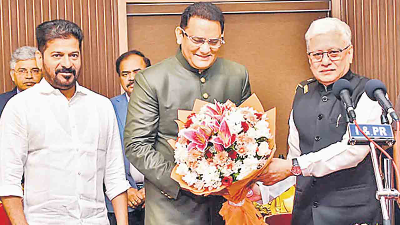 మంత్రిగా అజారుద్దీన్‌ ప్రమాణ స్వీకారం