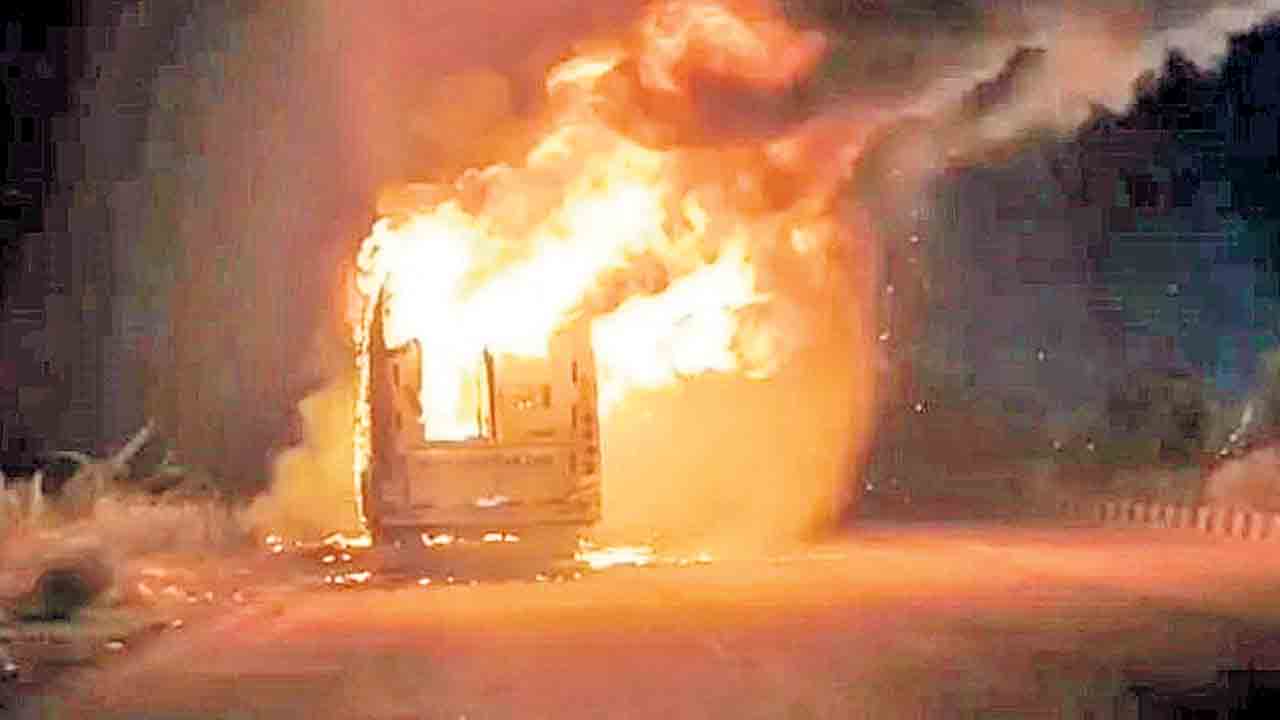 మరో ట్రావెల్‌ బస్సు దగ్ధం