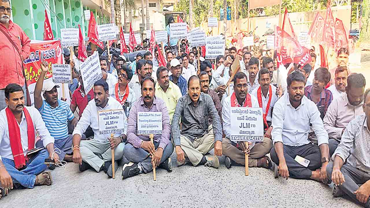 సిరిసిల్లలో సెస్‌ కార్మికుల నిరసన