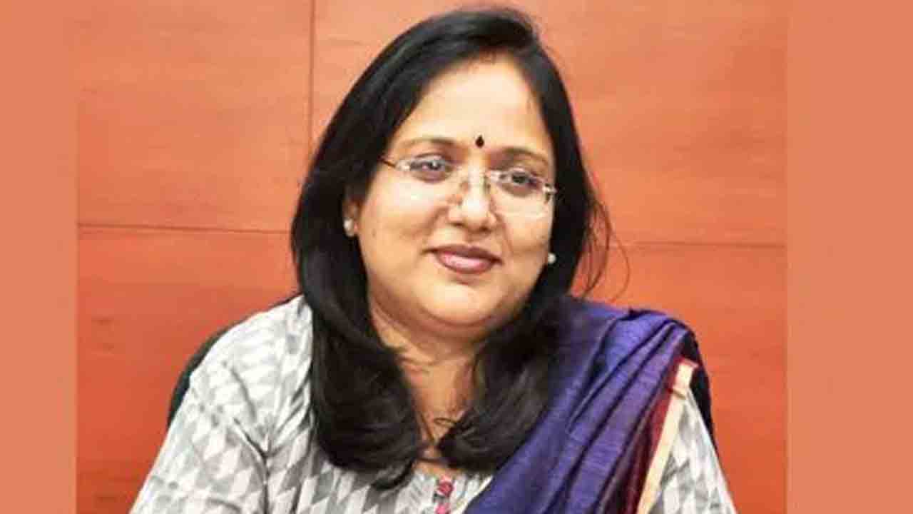 సెలవుపై ఐఏఎస్‌ అధికారి శ్రీదేవసేన