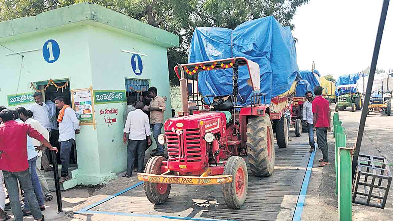 కొనుగోళ్లకు కొర్రీ.. క్వింటాళ్లపై కిరికిరి