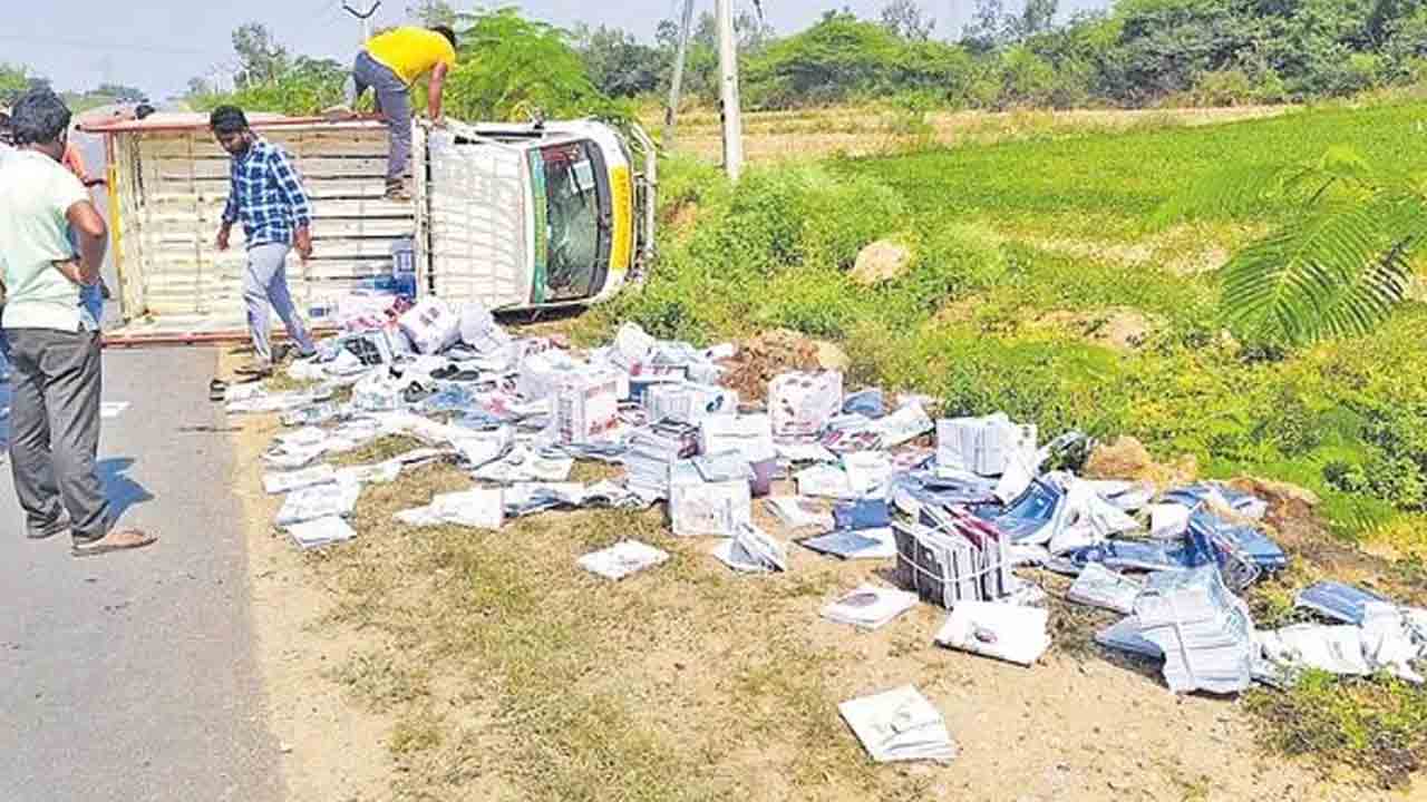 పాఠ్యపుస్తకాల వాహనం బోల్తా