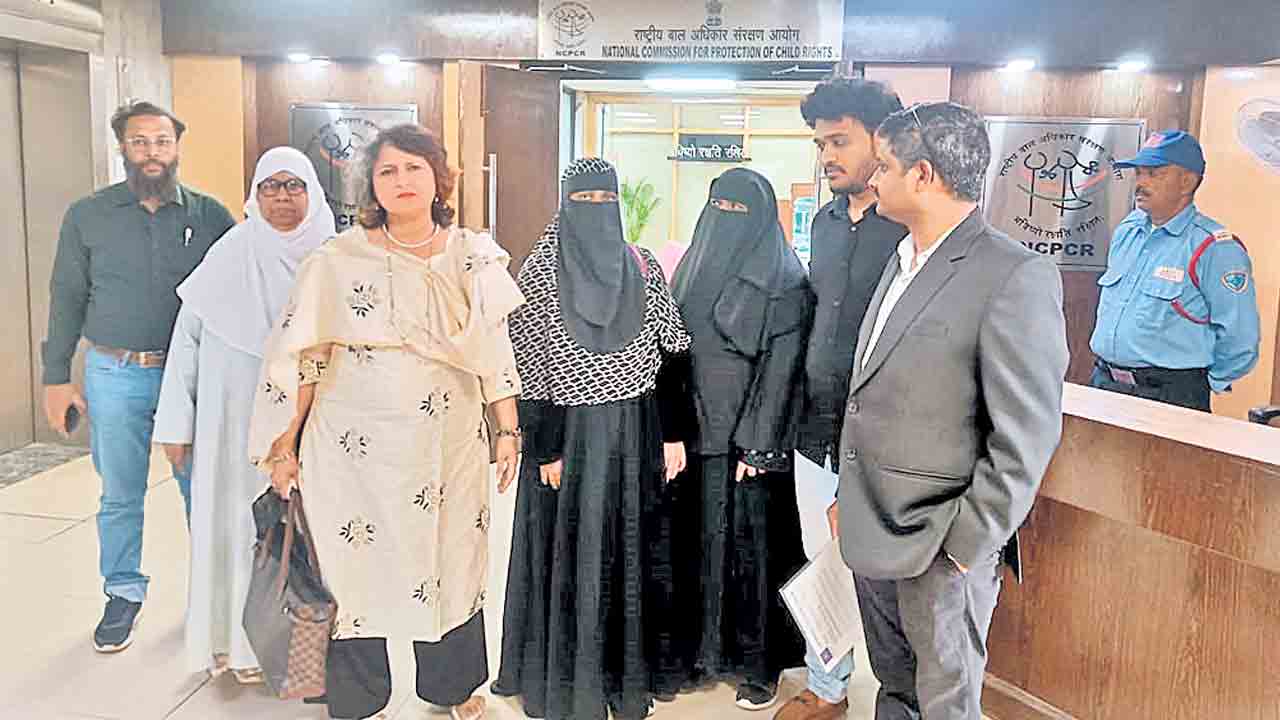 పేగులు బయటికొచ్చాయి.. మెడ విరిచేశారు!