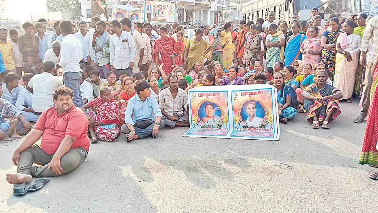 స్టేషన్‌ ఎదుట దళితుల ధర్నా