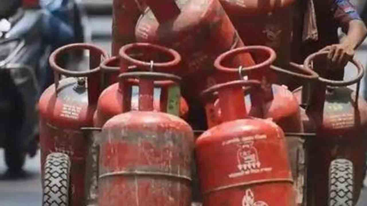 ఎల్పీజీ వాణిజ్య సిలిండర్‌ ధర రూ.5 తగ్గింపు