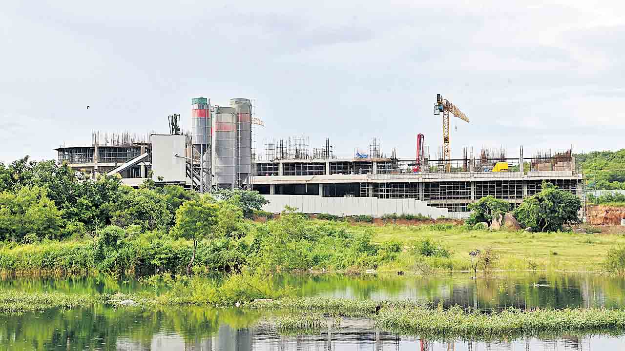 పేదలైతే బుల్డోజర్ పెద్దలకు జీహుజూర్